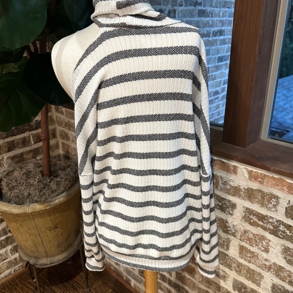 Andre by Un it-Cold-shoulder Long-sleeve Turtleneck sweater-Size‎ Leg - Picture 3 of 7